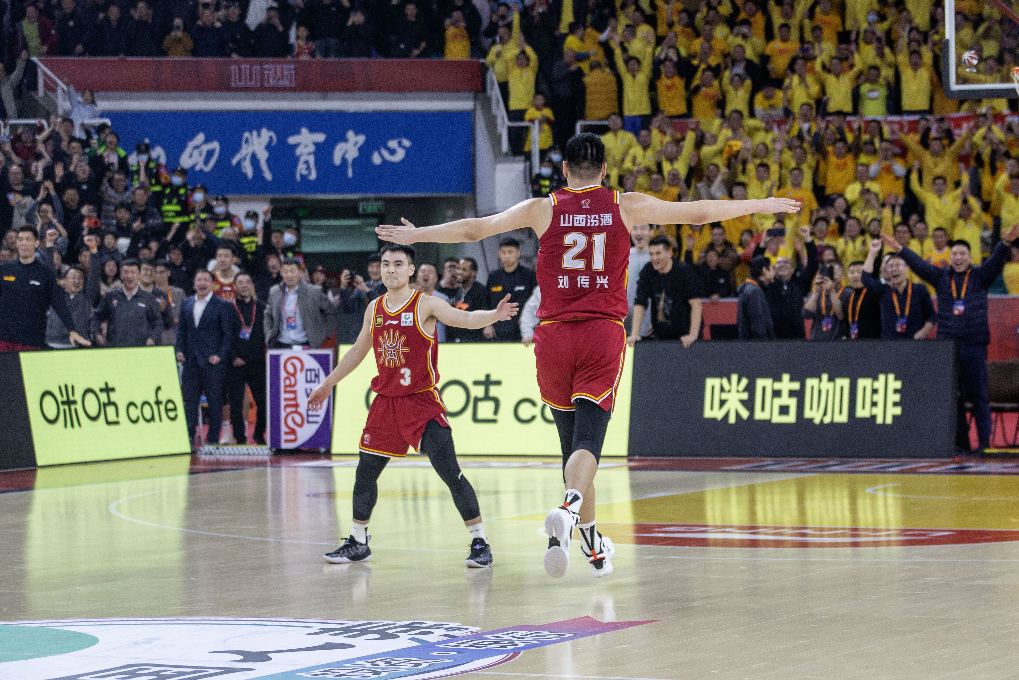 新疆男篮憾负广东男篮，遗憾止步八强