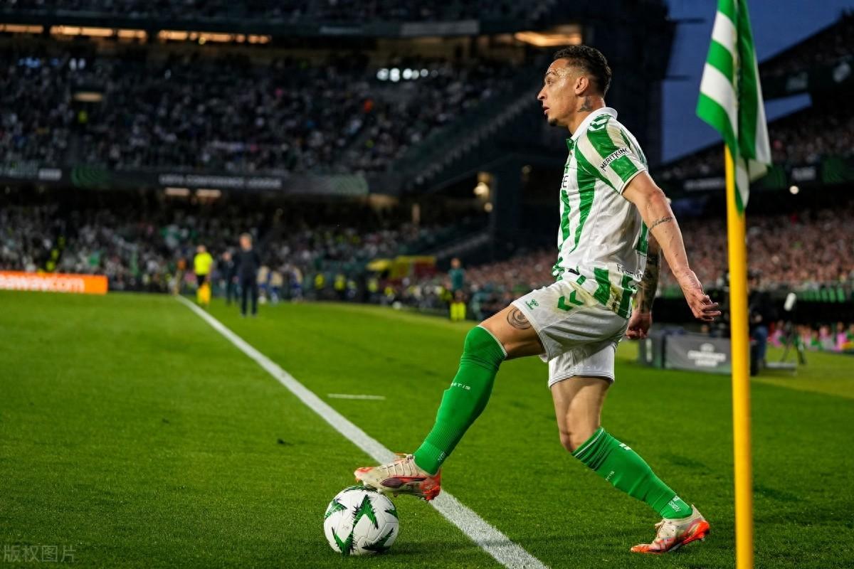 皇马中场带刀侯，助球队在联赛中保持领先