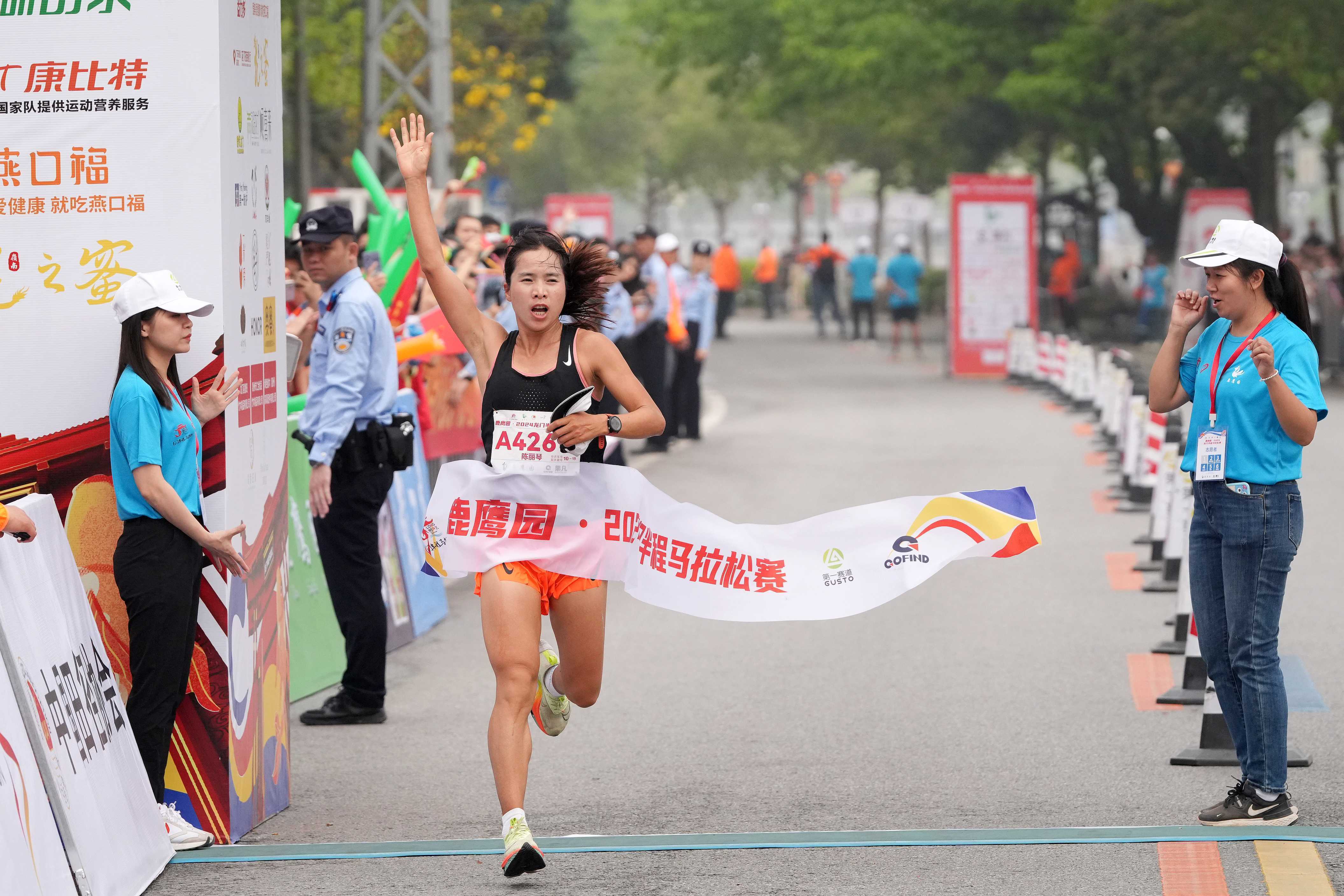 运动员们挥洒汗水，为荣誉而战