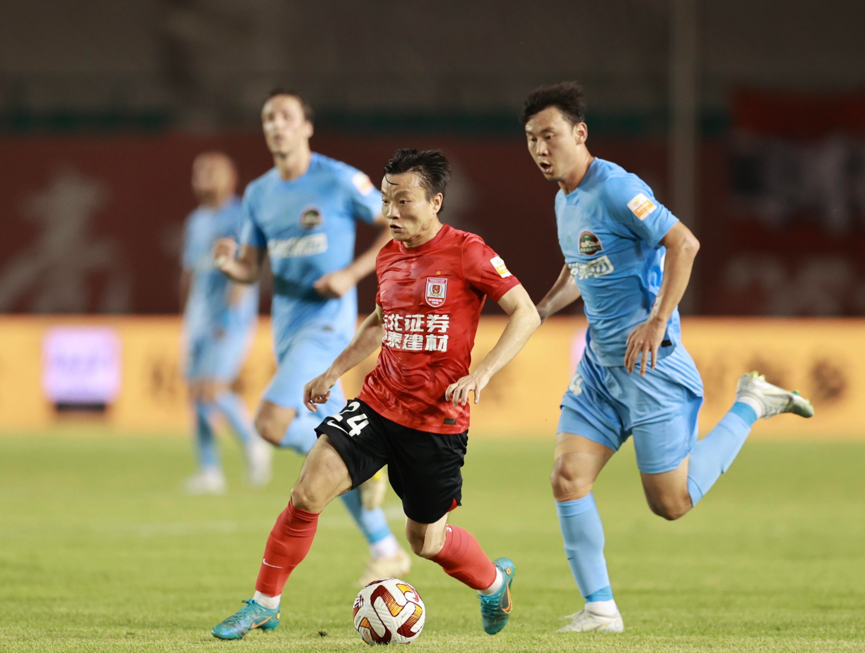 进球纪录被刷新，现场沸腾欢呼