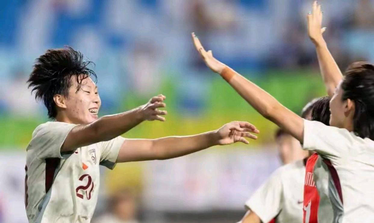 包含比赛纪实：女足球员全力以赴的词条