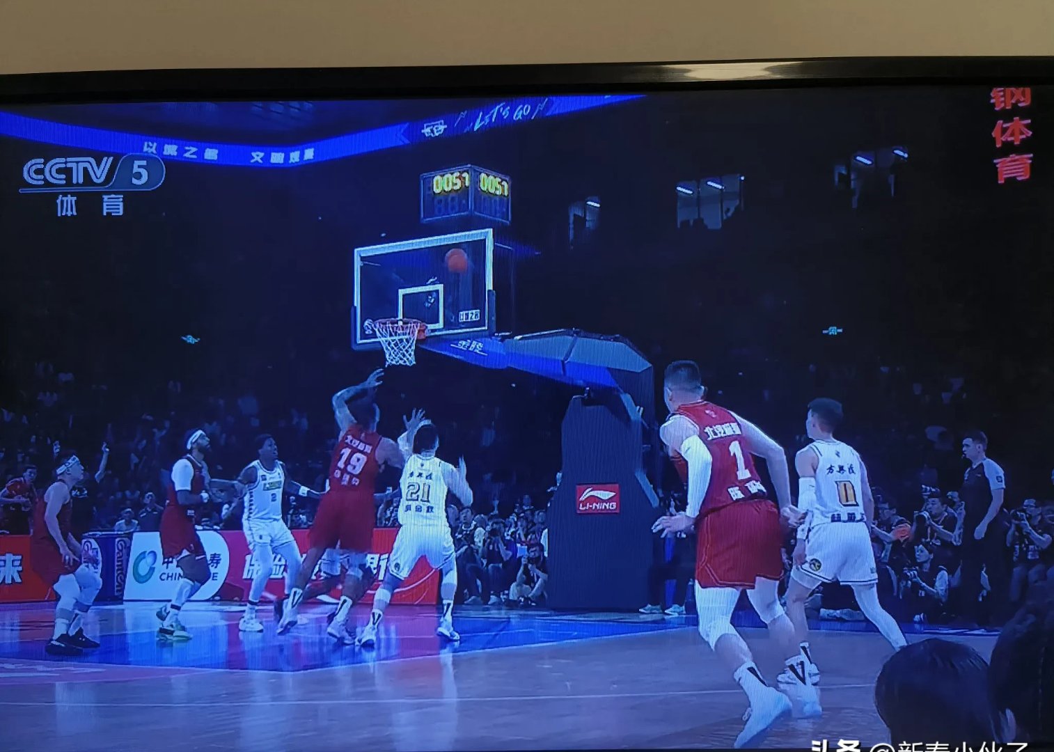 球场上一幕幕精彩对决令人惊叹