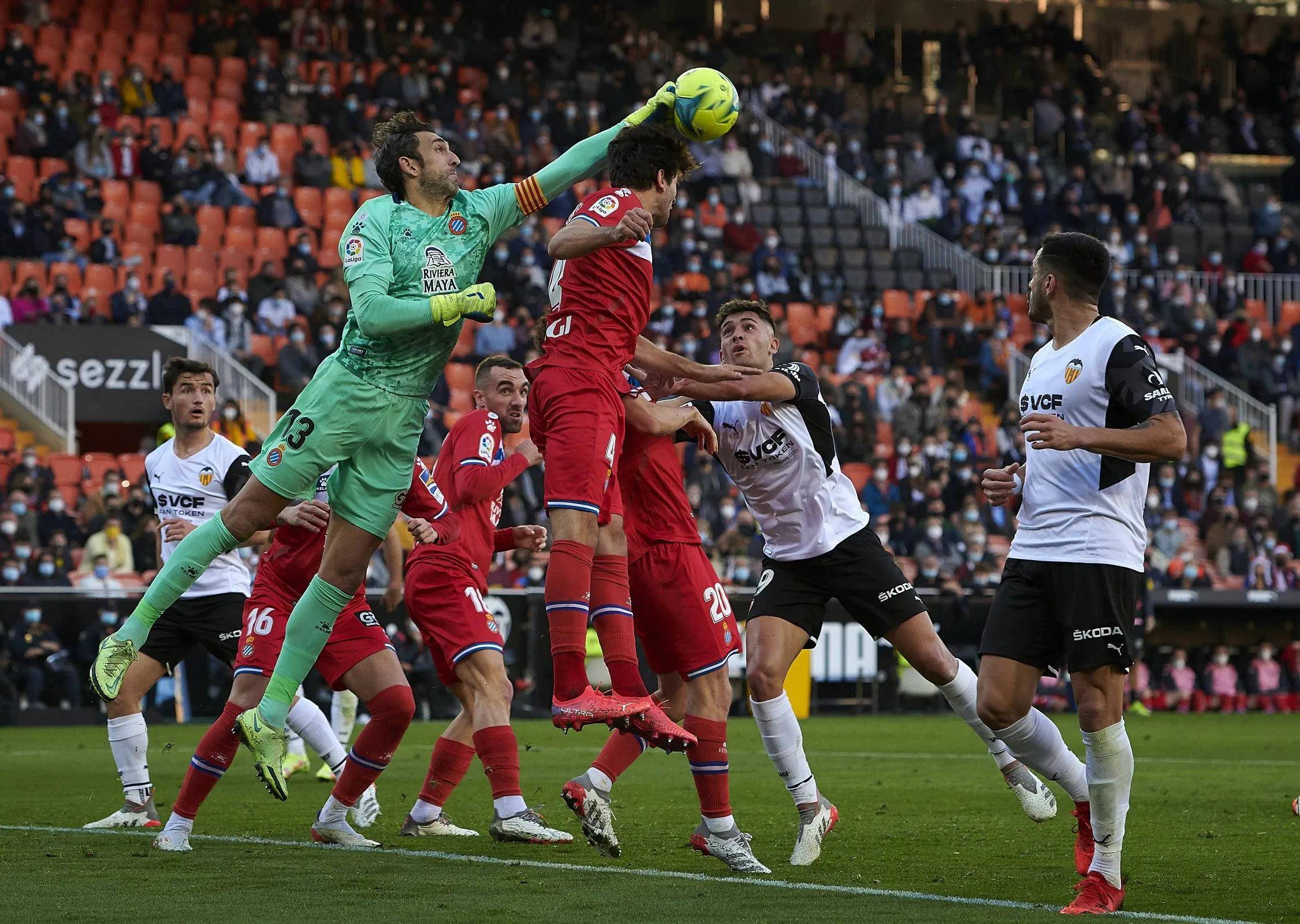 关于瓦伦西亚球队面临困境，士气下滑的信息