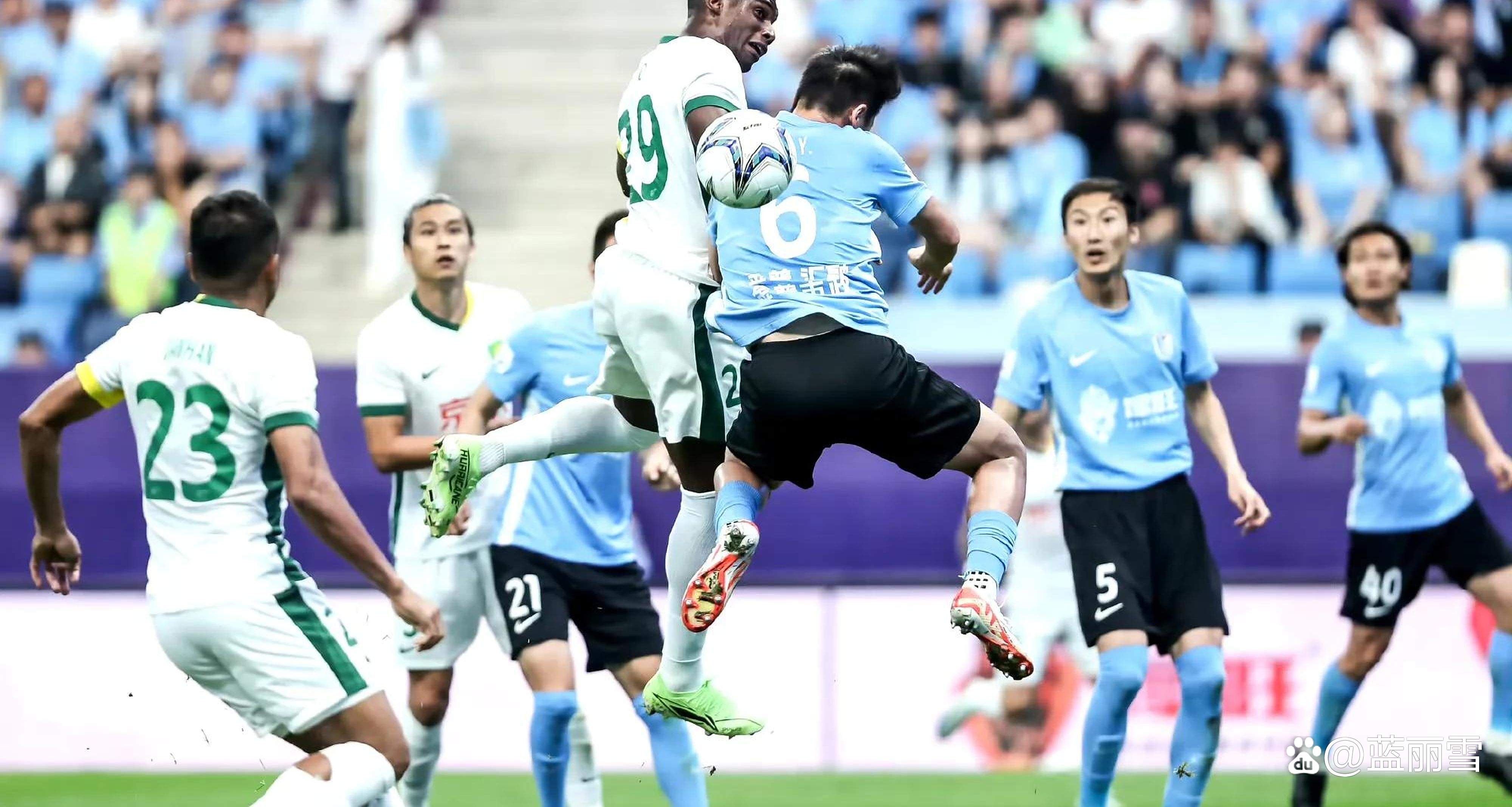 比赛过程中场上激烈对抗,球员斗志昂扬 比赛过程中场上激烈对抗,球员斗志昂扬