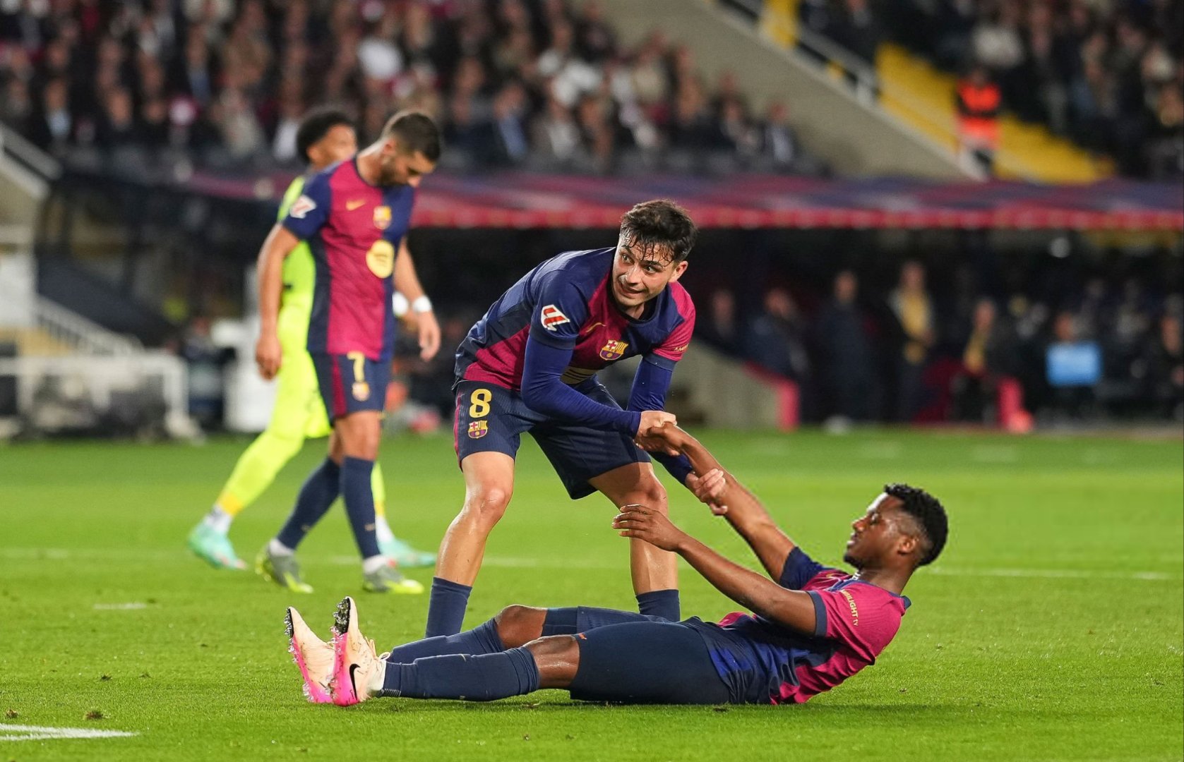 比赛过程中场上激烈对抗,球员斗志昂扬 比赛过程中场上激烈对抗,球员斗志昂扬