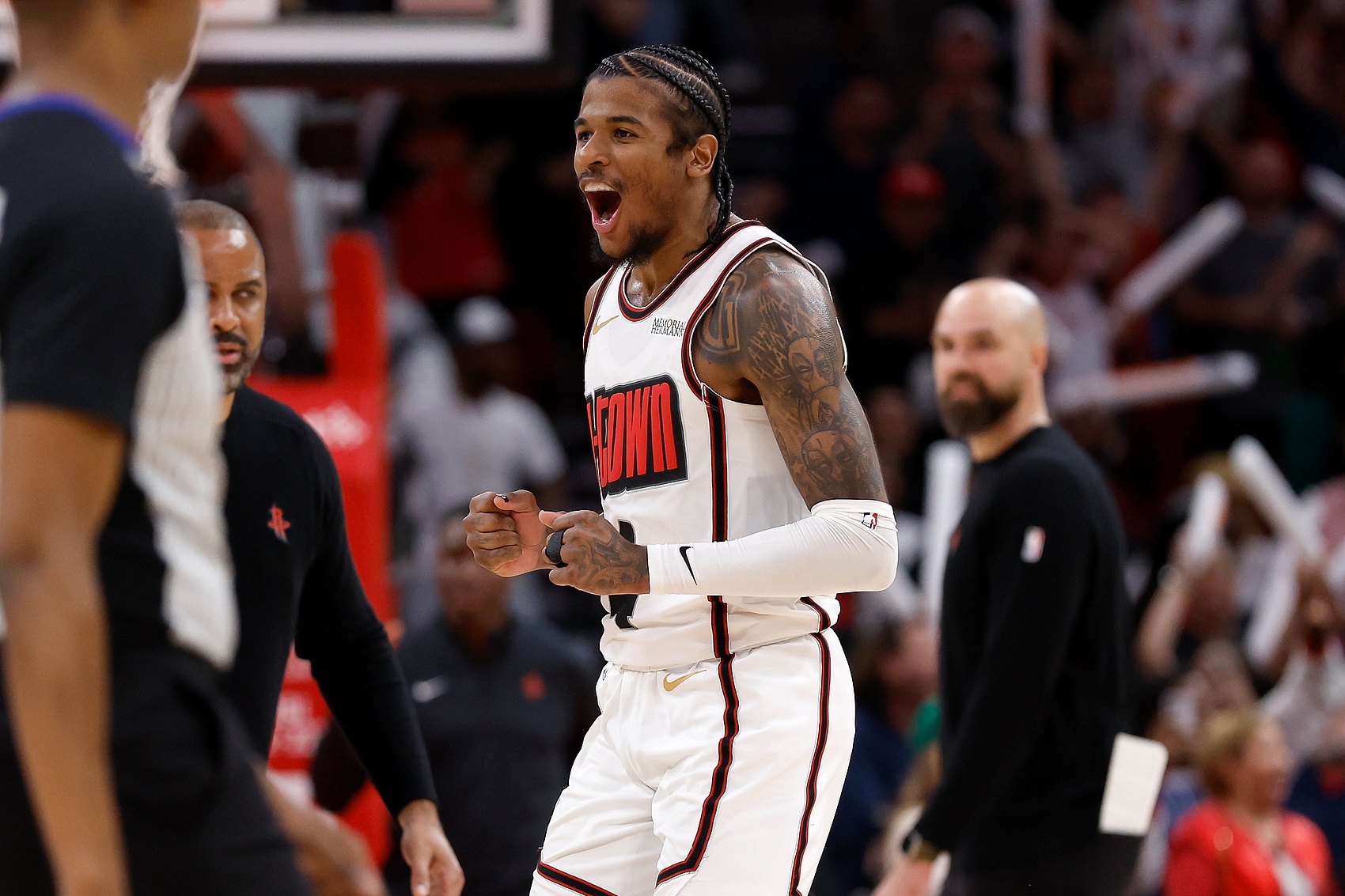 关于火箭联手魔术惊艳对手拿下首场胜利的信息