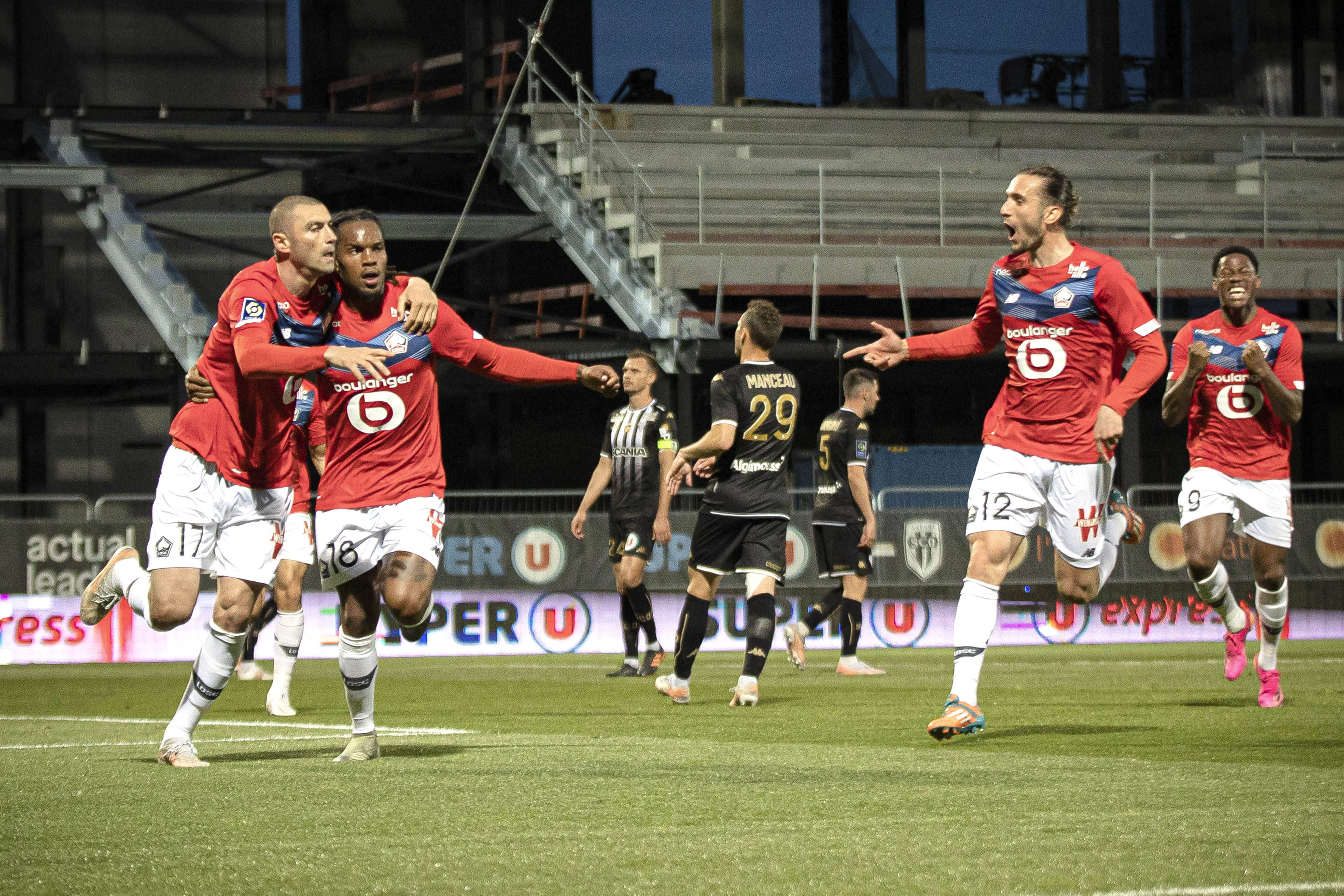 里尔队员在比赛中展现实力，赢得团队支持