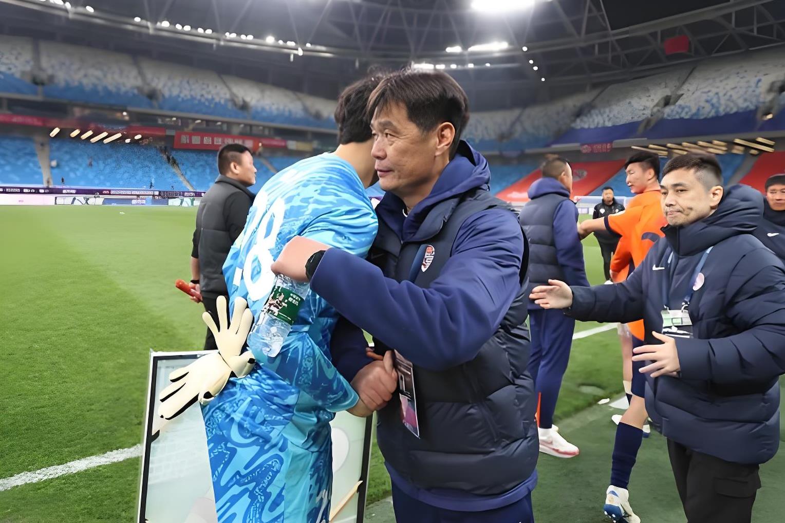 比赛现场教练员指导球员严谨斟酌