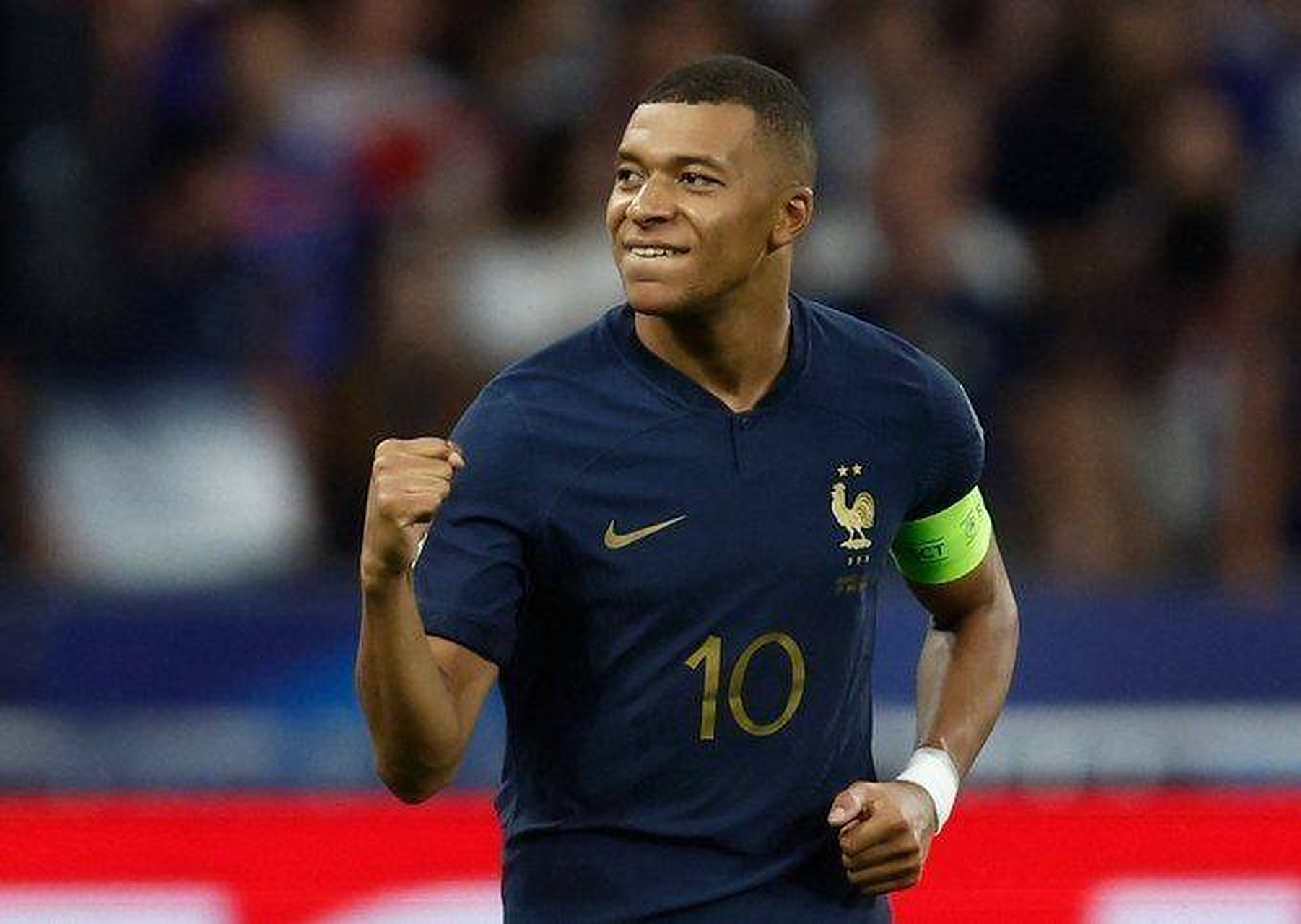 足球明星在欧预赛中展现出色表现 足球明星在欧预赛中展现出色表现