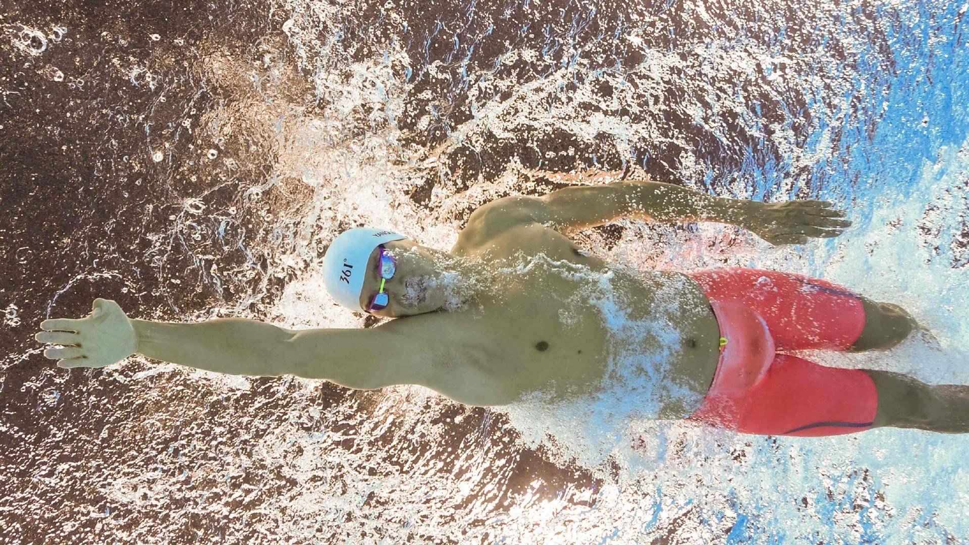 夜色疾驰，当F1引擎轰鸣遇见英格拉姆的领袖黎明